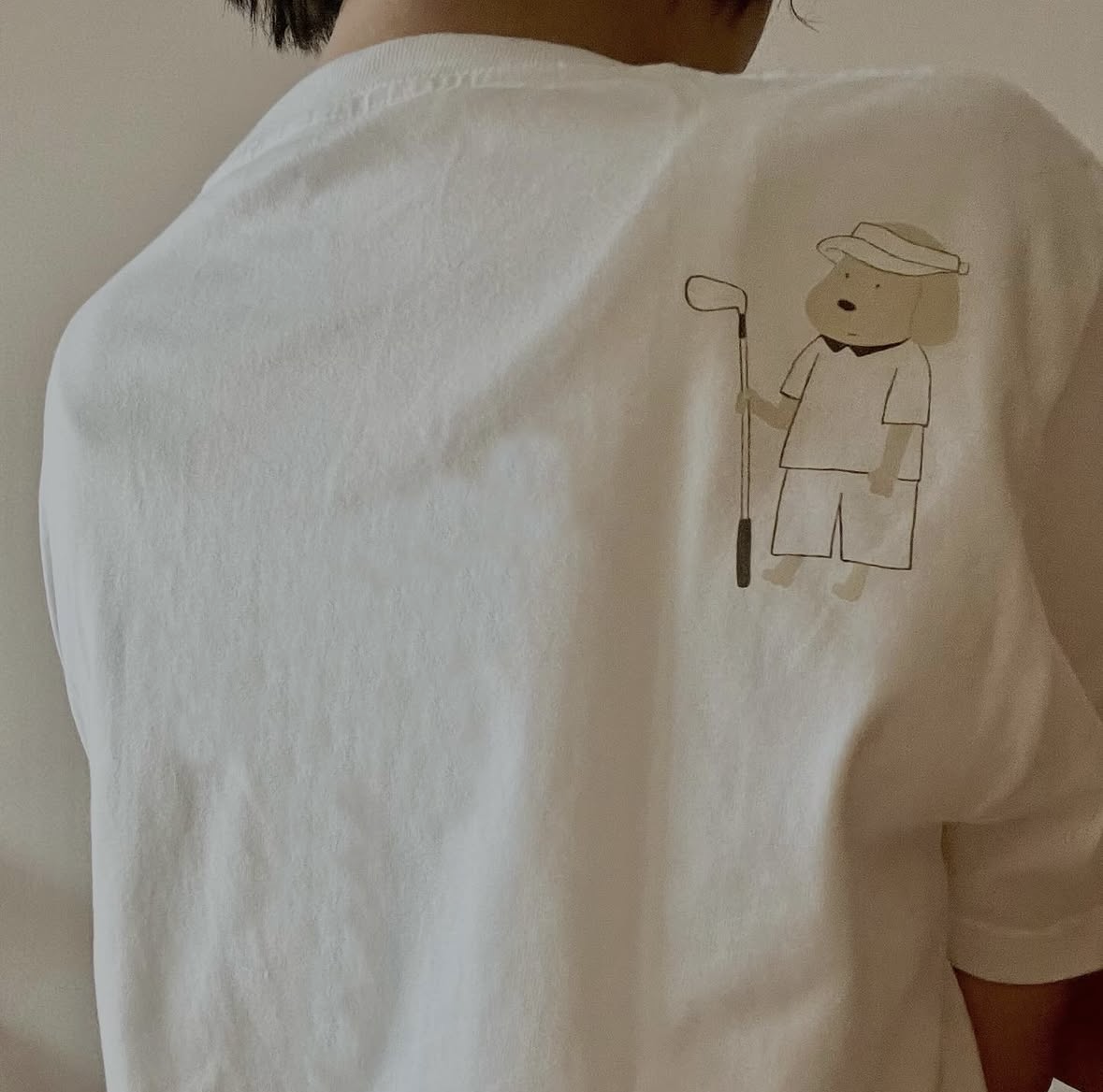 『肩ごしに話しかけたくなるTシャツ』右肩のイラストがアクセント! 『肩ごしに話しかけたくなるTシャツ』右肩のイラストがアクセント!