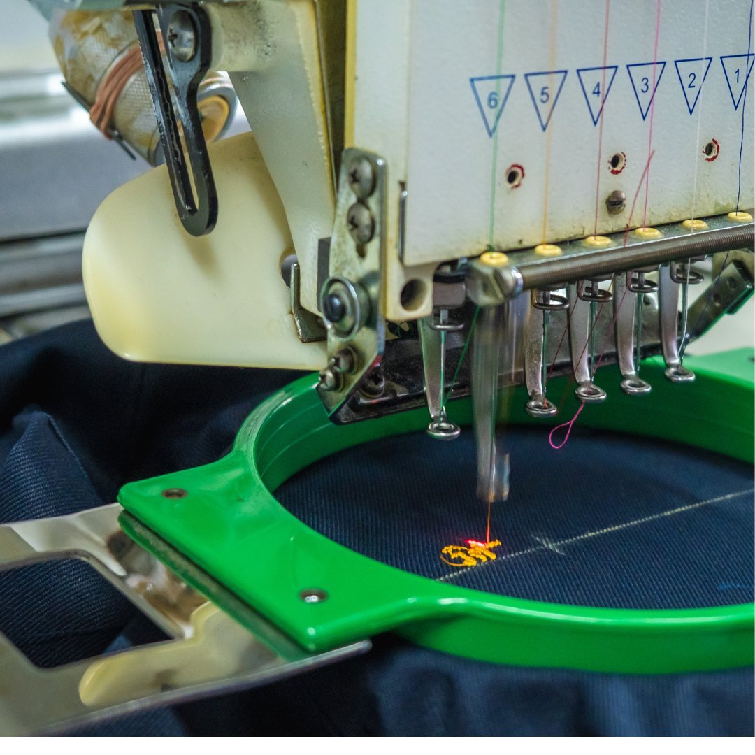 耐久性や高級感があるオリジナルTシャツ作りにはネーム刺繍がオススメ! - タカハマライフアート 耐久性や高級感があるオリジナルTシャツ作りにはネーム刺繍がオススメ! - タカハマライフアート