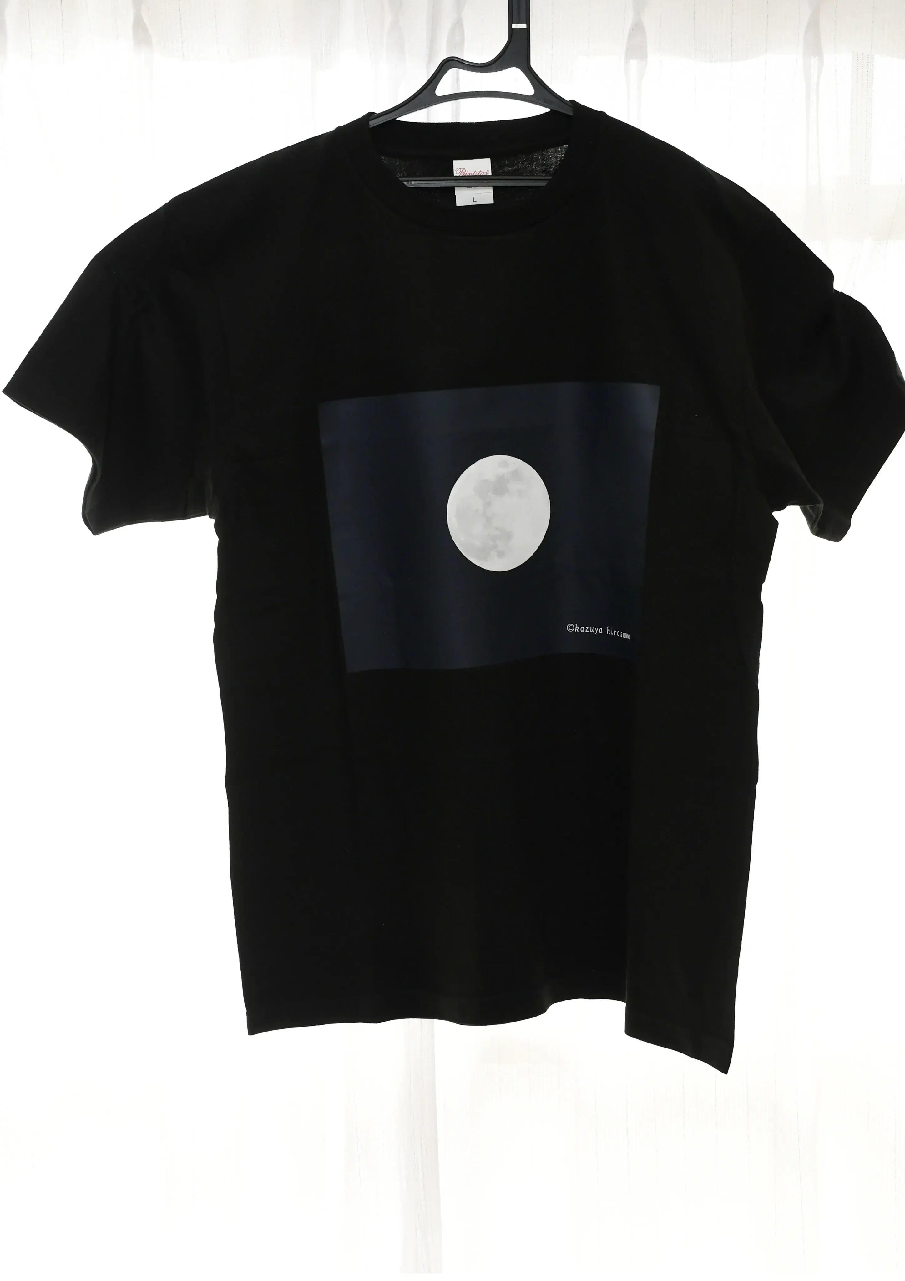 黒ボディに映える月の写真。高品質なオリジナルTシャツが完成しました