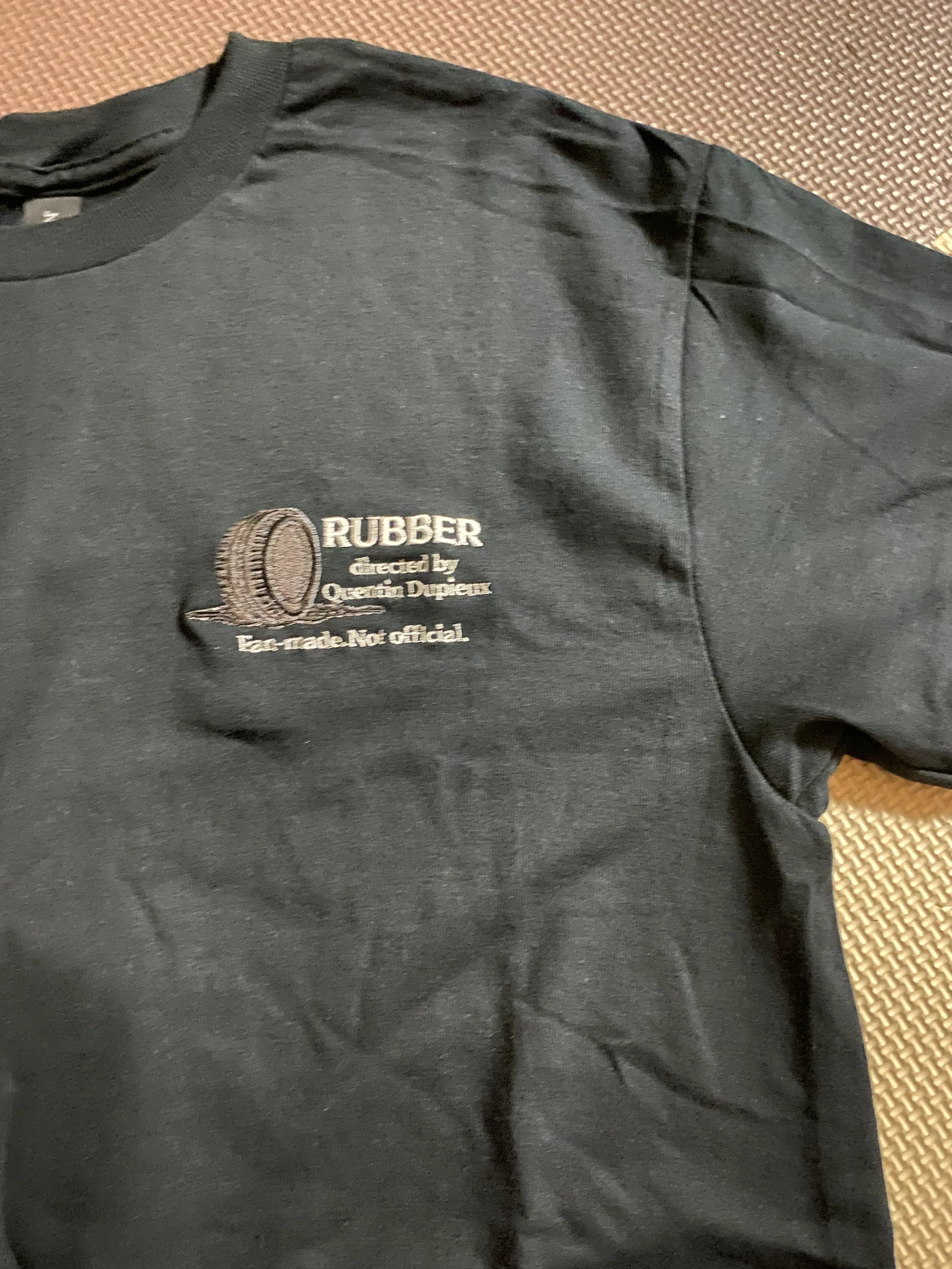 繊細なロゴが映えるオリジナル刺繍Tシャツ
