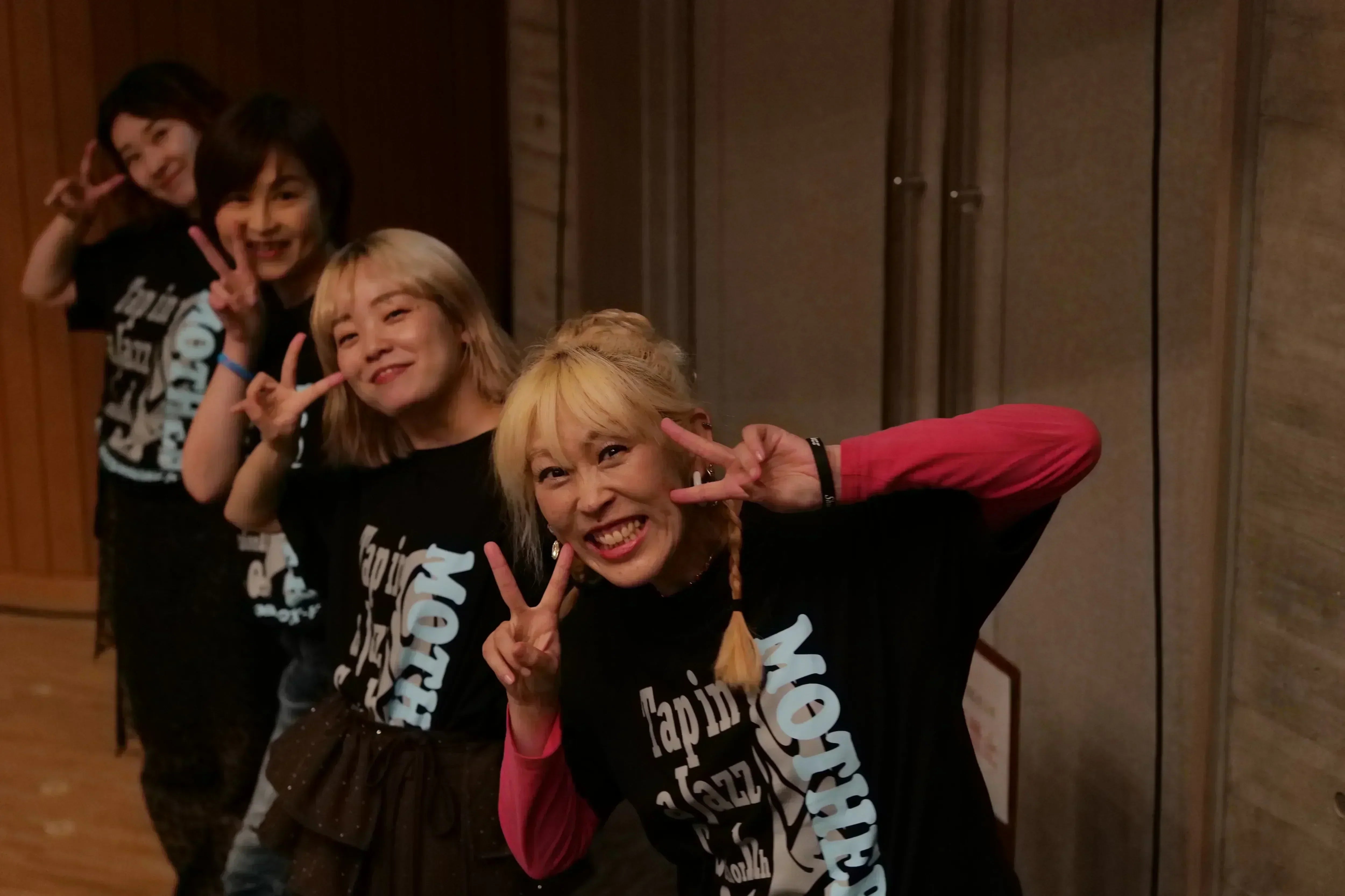 ステージを彩るオリジナルTシャツ。150名のダンサーが一体となった特別な瞬間